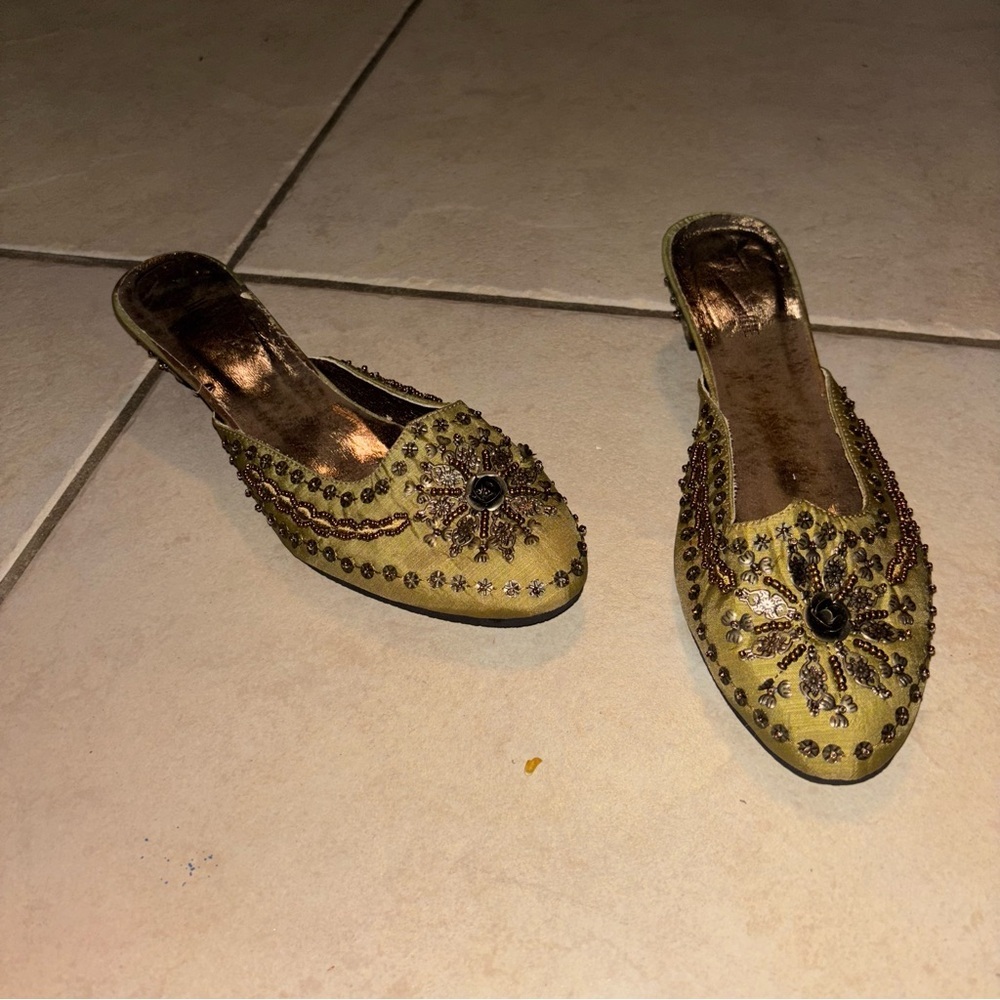 Bella Marie Vintage Y2K
Solar Beam Gold Beaded Pointed Toe Mule Kitten Heel